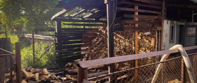 Вогнеборці Тячівщини успішно загасили пожежу в дроварні