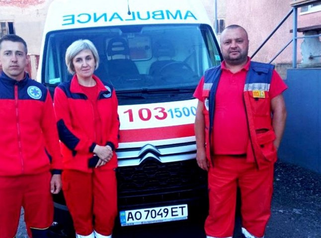 Закарпатка народила четверту дитину у «швидкій»