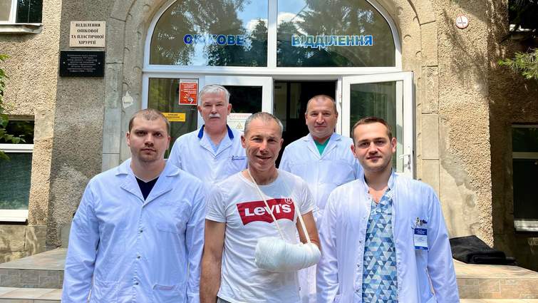 Закарпатські лікарі пришили 52-річному чоловіку кисть руки відрізану циркуляркою