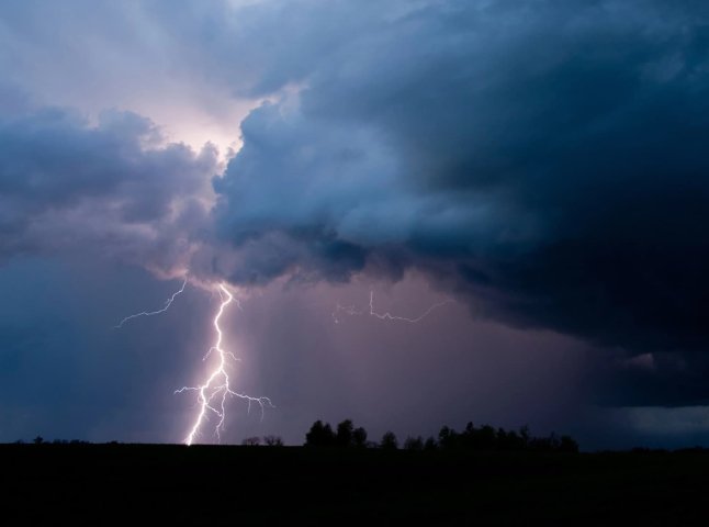 Насуваються грози і значні короткочасні дощі: оголошено попередження