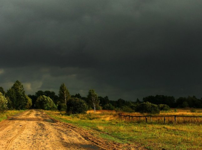 Синоптики прогнозують грози: де вируватиме негода