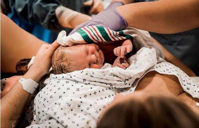 17-річна закарпатка народила у “швидкій”