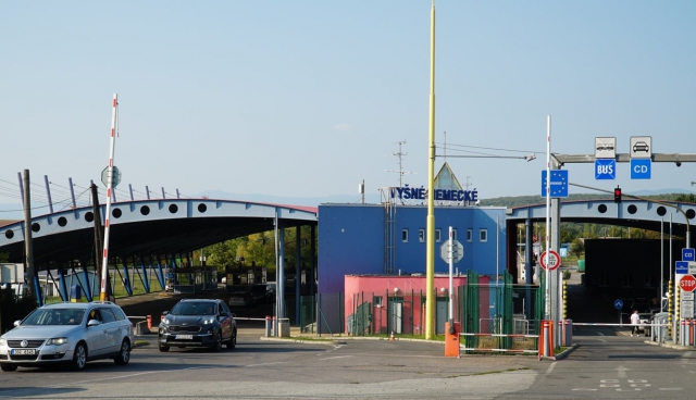 На КПП “Вишнє Нємецьке — Ужгород” тимчасово зупинили рух вантажних автомобілів