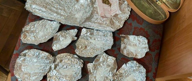 Збували наркотики серед жителів регіону: у Мукачеві затримала групу наркоторговців