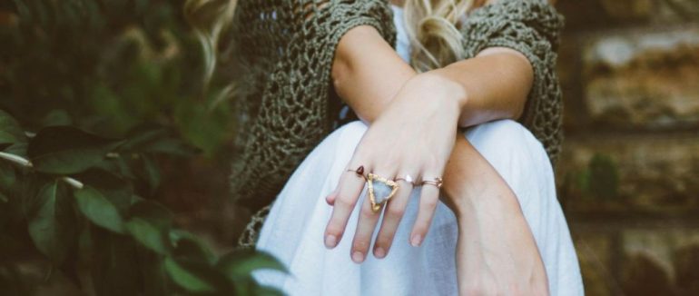 Знаки зодіаку і прикраси: кому не можна носити срібло, золото чи різні коштовне каміння