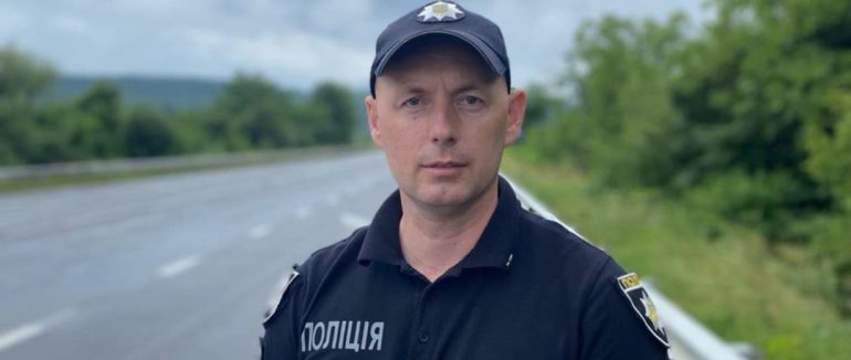 Патрульний в Ужгороді допоміг перехожому, що задихався на вулиці