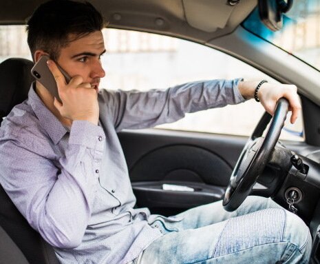 На Закарпатті вже оштрафували 196 водіїв за розмову по телефону за кермом