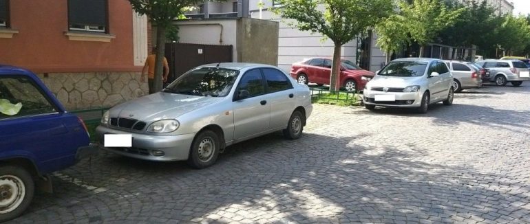 У Мукачеві оштрафували водія, який заблокував проїзд у двір місцевому жителю