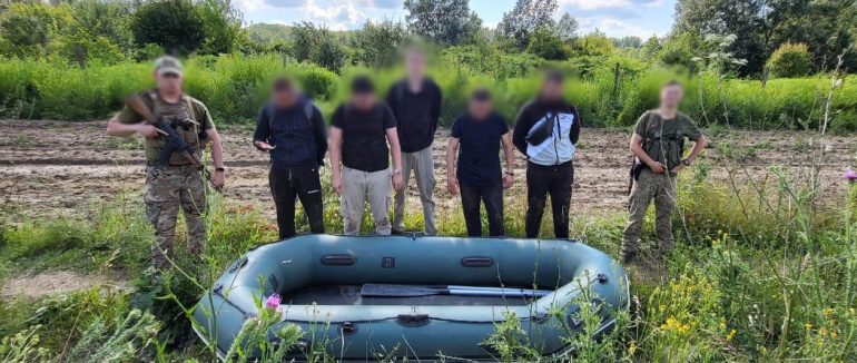 На Закарпатті за 150 метрів до кордону затримали 5 спритників з човном