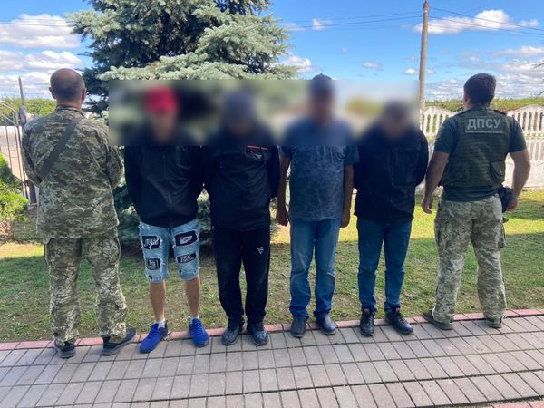 Мукачівські прикордонники затримали 9 чоловіків під час спроби незаконного перетину кордону з Угорщиною