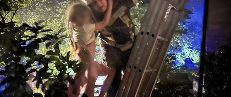 Вночі у Хусті рятувальники врятували двох дітей та їхню мати з палаючого будинку