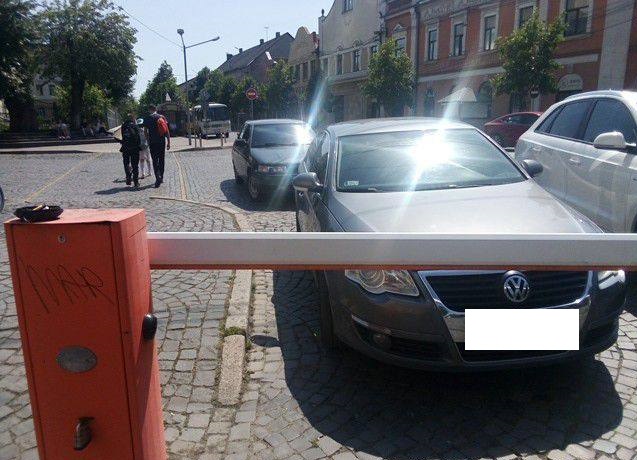 У Мукачеві оштрафували водія, який заблокував проїзд у центрі міста
