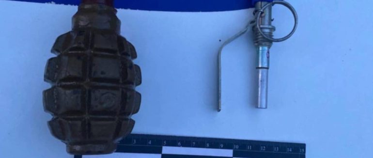 В Ужгороді чоловік розгулював з гранатою