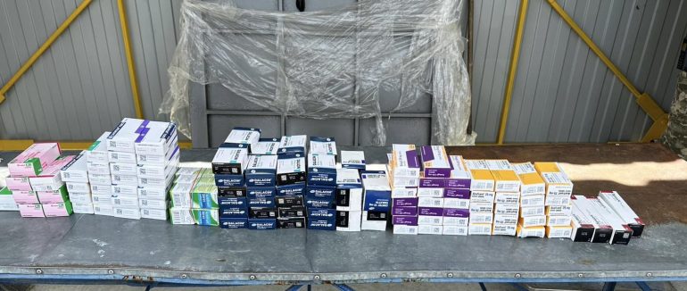 На кордоні у мукачівця виявили приховані понад 130 упаковок медикаментів