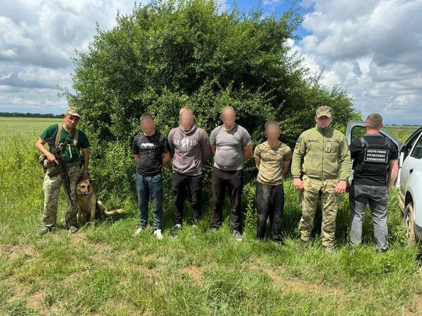 Закарпатські прикордонники поблизу кордону зупинили дві групи “ухилянтів”