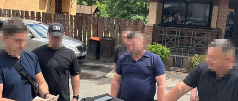 Ужгородські правоохоронці викрили адвоката на хабарі в сумі 1600 доларів США