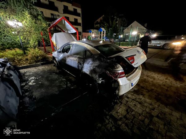 Ужгородські рятувальники ліквідували загоряння двох легкових автомобілів