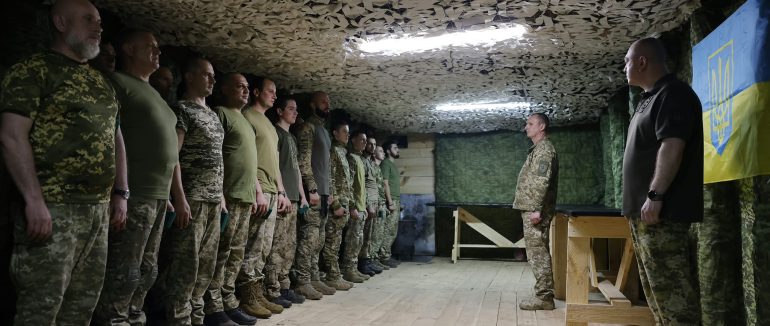 Очільник ДПСУ нагородив закарпатських прикордонників, які обороняють нашу країну на Вовчанському напрямку