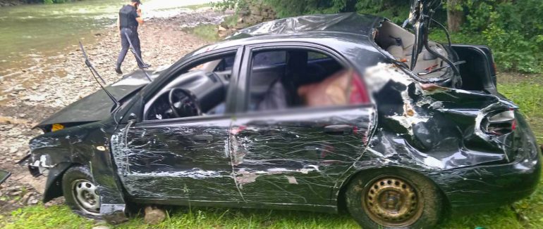 Трагічна аварія трапилася на Хустщині: автівка злетіла у річку