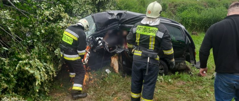 На Ужгородщині Ford Galaxy з’їхав у кювет: 1 людина загинула, ще одна постраждала