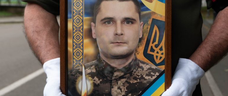 В Ужгороді сьогодні попрощалися із 37-річним військовослужбовцем Олегом Ващенком