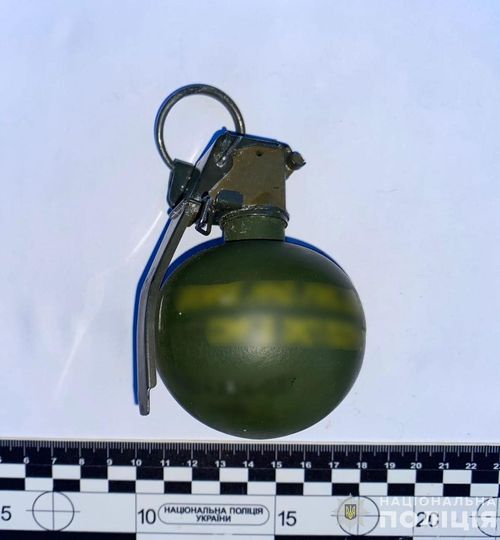 У Мукачеві затримали чоловіка з гранатою в парку