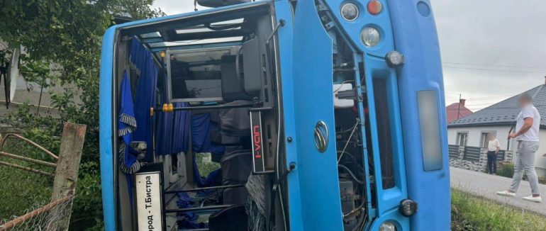 На Ужгородщині за участю рейсового автобуса трапилася ДТП: постраждало 11 людей