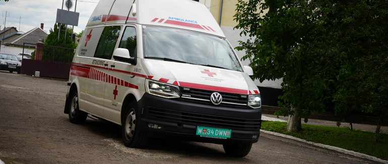 Представники посольства України в Австрії передали закарпатським піротехнікам автомобіль