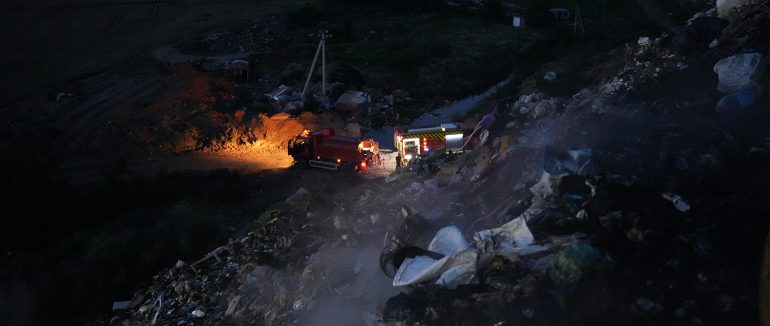 Масштабна пожежа на Ужгородщині: кілька десятків осіб всю ніч гасили пожежу на сміттєзвалищі