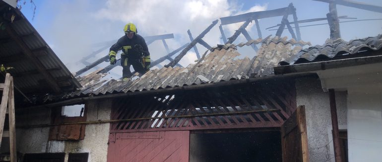 Іскра потрапила на пально-мастильні матеріали: на Хустщині спалахнув дах будівлі