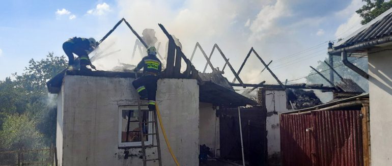 Перечинські вогнеборці ліквідували загоряння надвірної споруди та запобігли поширенню пожежі