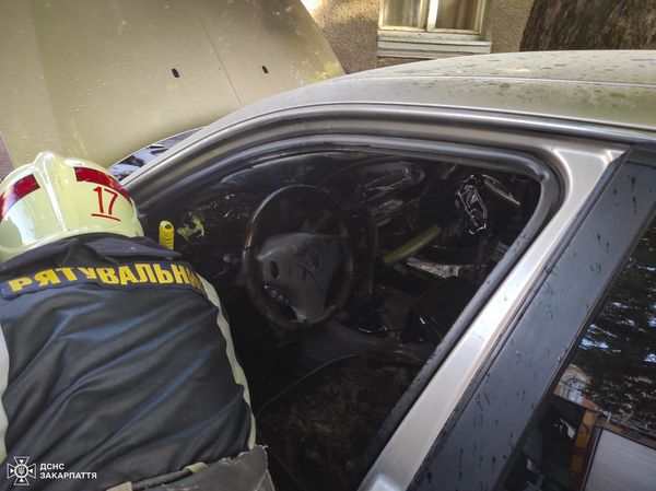 У Берегові зайнялася припаркована автівка