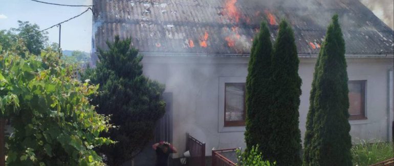 На Тячівщині рятувальники приборкали вогонь, який охопив дах літньої кухні та житлового будинку