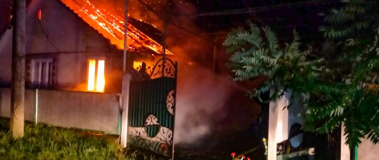 У Хустському районі через блискавку згоріла надвірна споруда