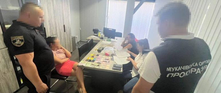 Обіцяла успішну здачу іспиту та одержання посвідчення водія: у Мукачеві на зловживанні впливом викрили місцеву жительку