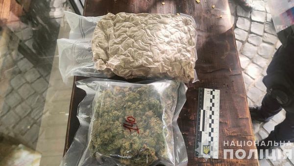 Влучна перевірка: дільничні офіцери Ужгорода затримали наркоторговця (ФОТО)