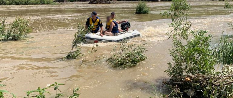 У Перечині водолази ДСНС врятували чоловіка, який застряг посеред річки