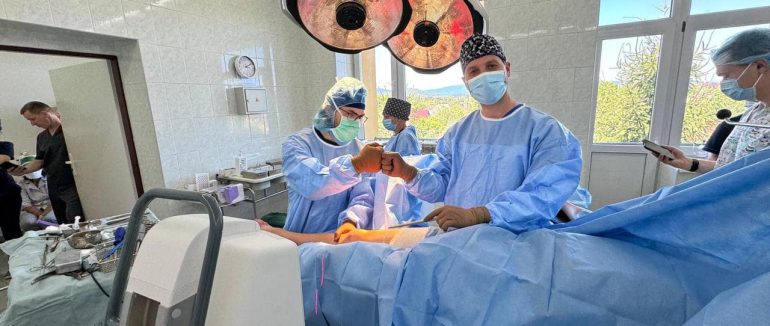 У Закарпатській обласній дитячій лікарні прооперували трьох дітей зі складними деформаціями нижніх кінцівок