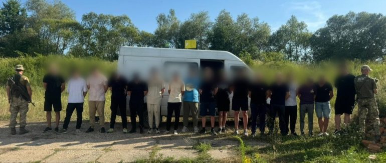 На Закарпатті затримали бус із 17 чоловіками за 200 метрів від кордону