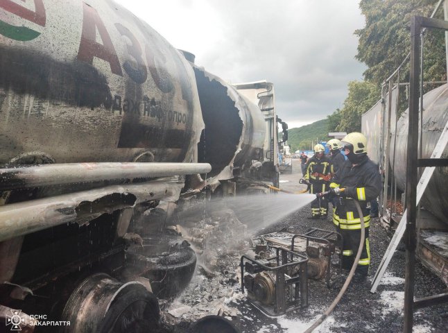 28 вогнеборців гасили пожежу, яка спалахнула на АЗС у Чинадієві