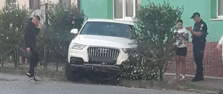 У Сваляві Audi вилетіла на тротуар