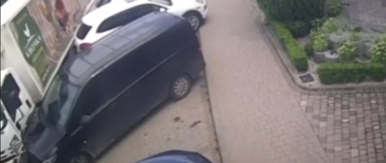 В Ужгороді на “БАМі” вантажівка без гальм пошкодила 5 авто, огорожі лікарень, шлагбаум і табло (ВІДЕО)