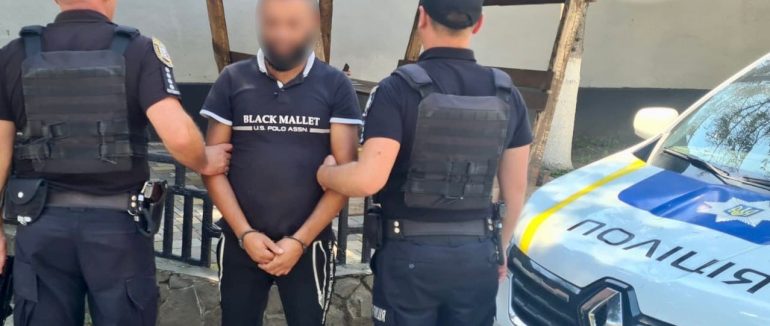 У Хустському районі затримали зловмисника, який скоїв серію крадіжок із помешкання закарпатки