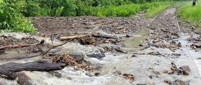 На Закарпатті селевий поток залив залізничну колію