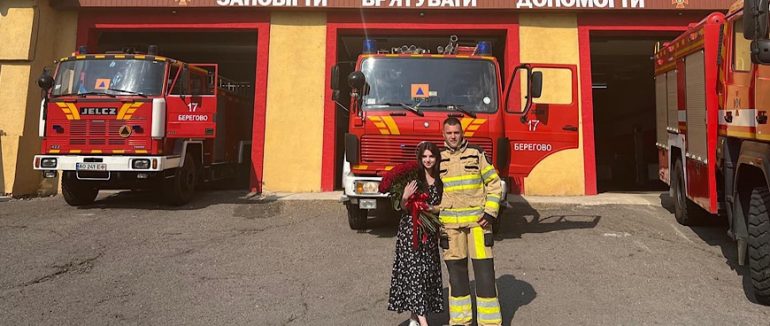 Пожежник з Берегова зробив оригінальну пропозицію коханій
