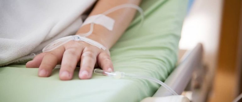 На Закарпатті змія вкусила 8-річну дитину та її бабусю