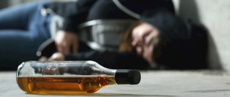 У Мукачеві п’ятнадцятирічна дівчина потрапила до лікарні з алкогольним отруєнням