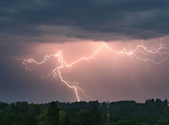 Західну частину накриє негода на вихідних: оголошено штормове попередження