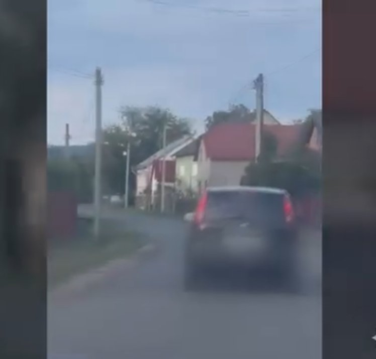 Втікаючи від поліцейських в’їхав у паркан будинку: поліція Тячева затримала п’яного водія