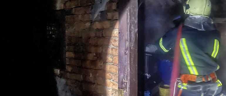 Вночі на Хустщині рятувальники ліквідовували пожежу на території дворогосподарства